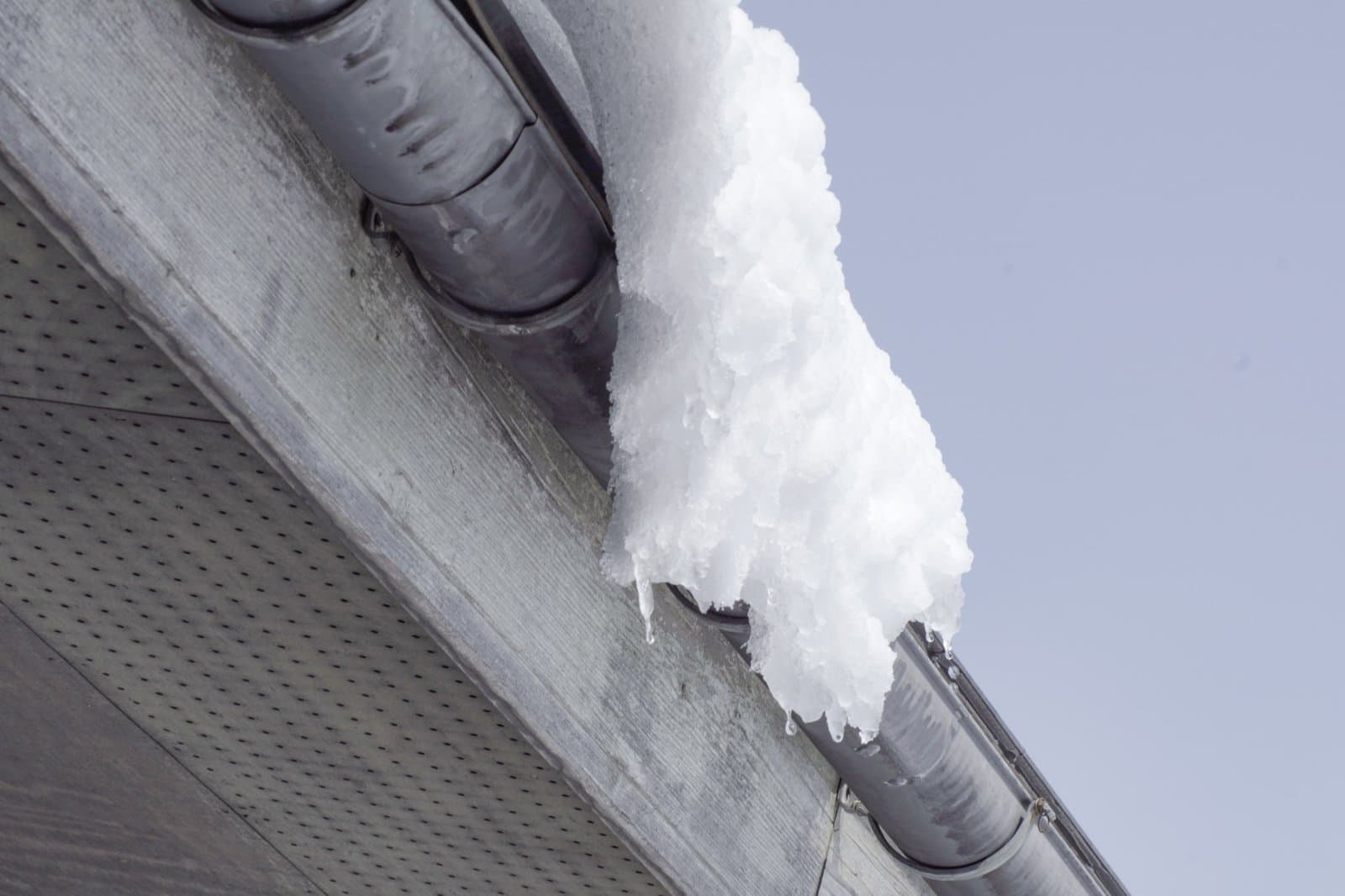 屋根の雪と軒先のつらら