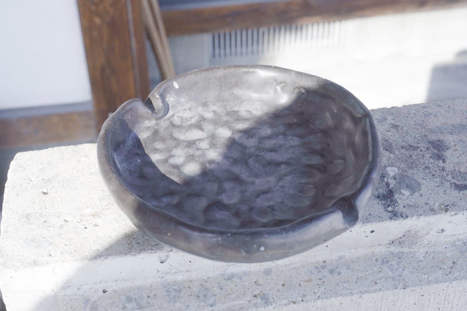 テラスの陶器の灰皿
