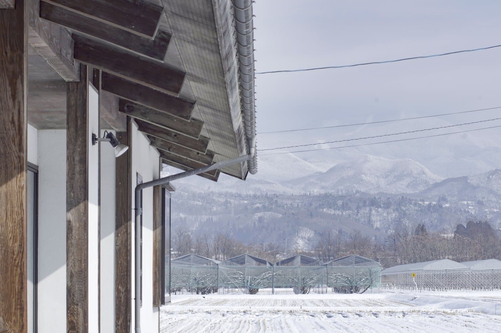 軒先から望む蔵王連峰の雪景色